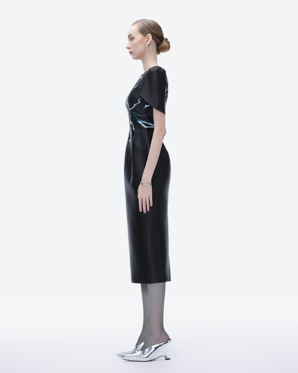 Luminious Secret - Đầm Midi Đen Tay Cape