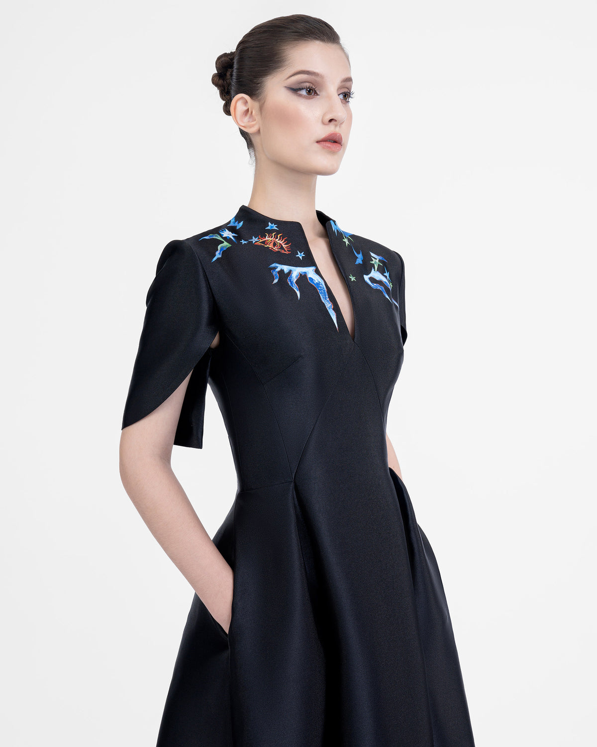 Đôi Mắt Vũ Trụ - Đầm Midi Đen Tay Cape