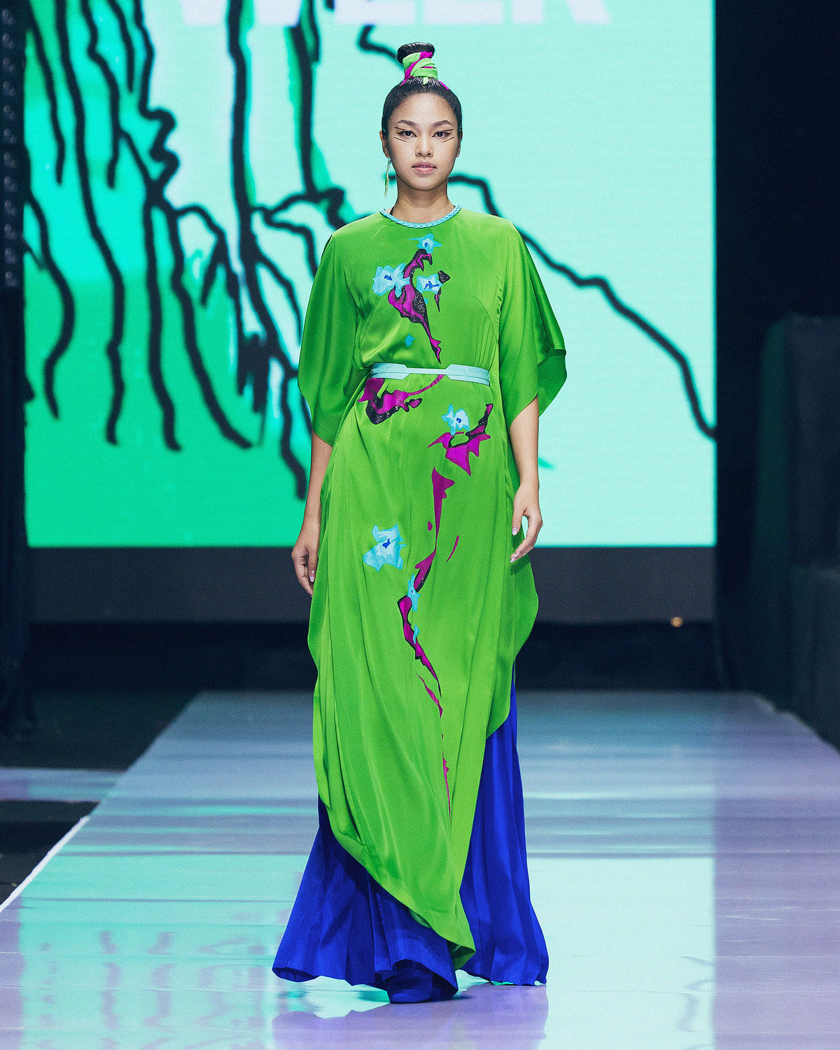 Clasped - Forest Green Contemporary AoDai