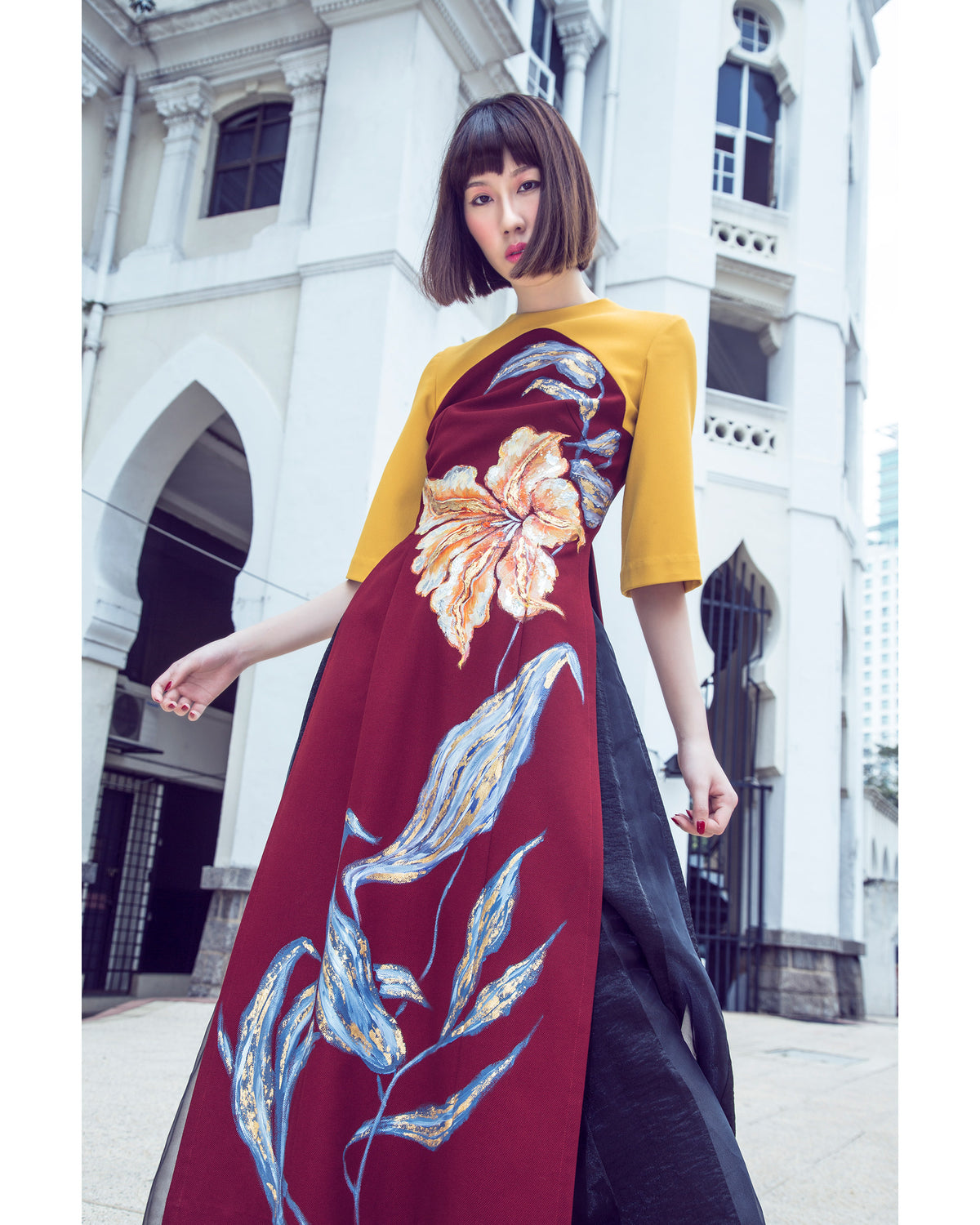 Áo dài đương đại đỏ rượu họa tiết hoa Lily vẽ tay