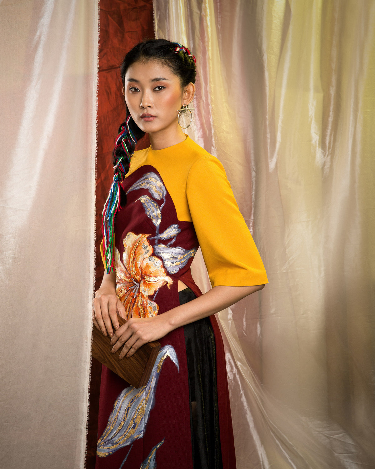 Áo dài đương đại đỏ rượu họa tiết hoa Lily vẽ tay