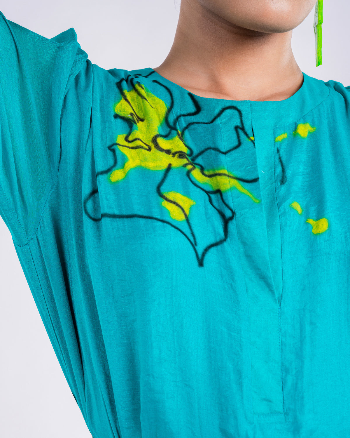 Striking Turquoise Flower - Shirred Cuff Sleeves Midi Shift Dress