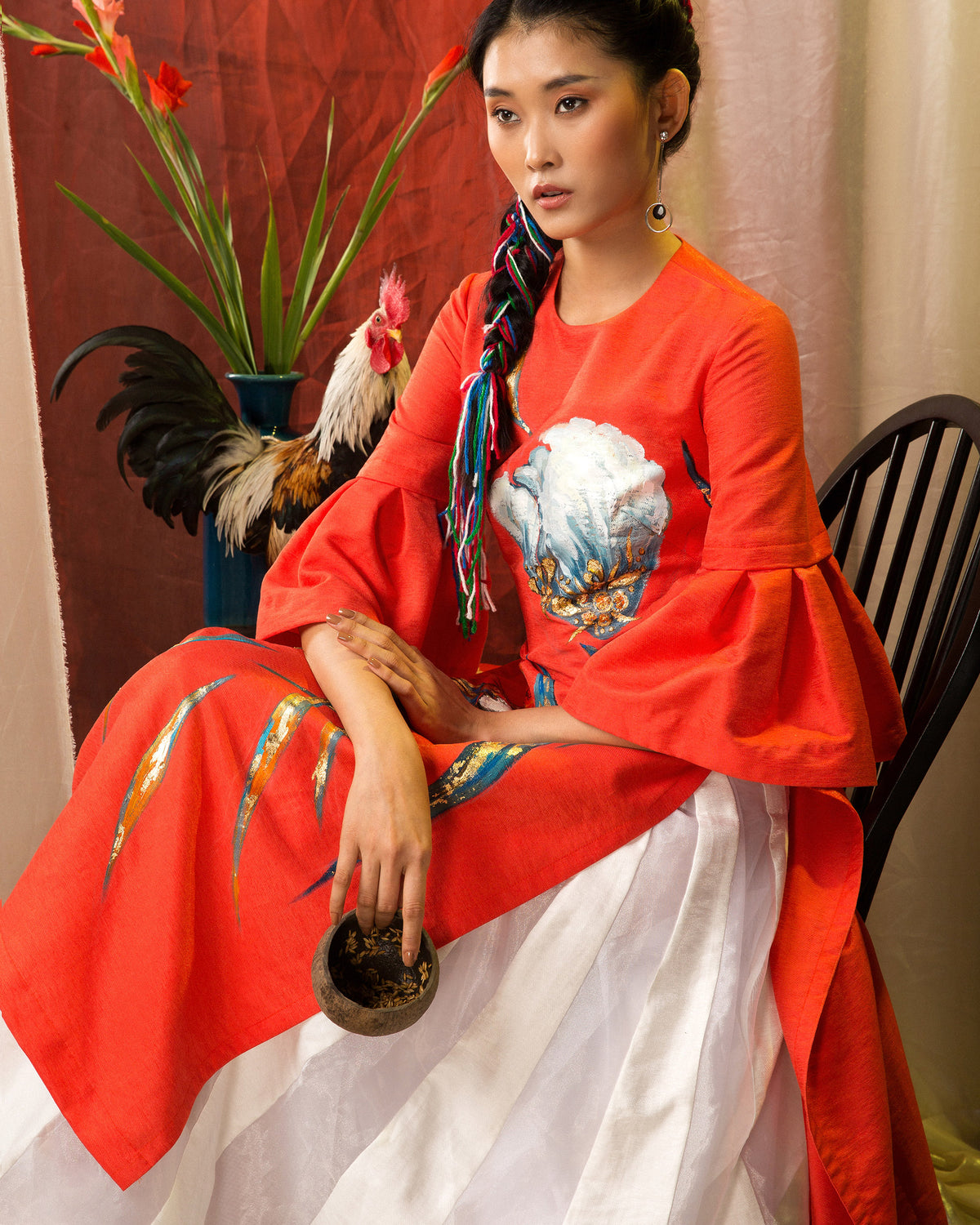 Aodai contemporain en taffetas orange peint à fleurs