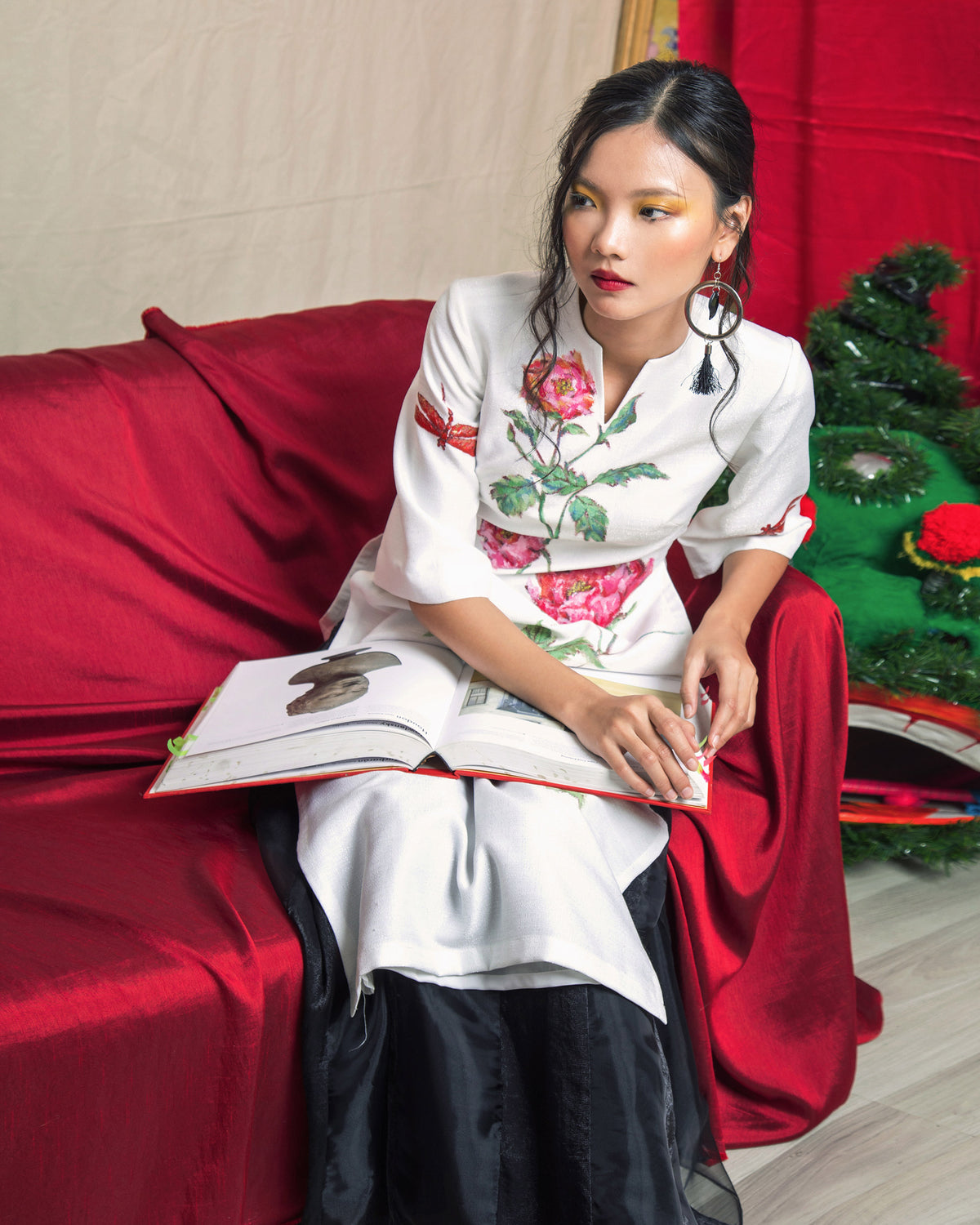 Roses-painted White Contemporary Aodai