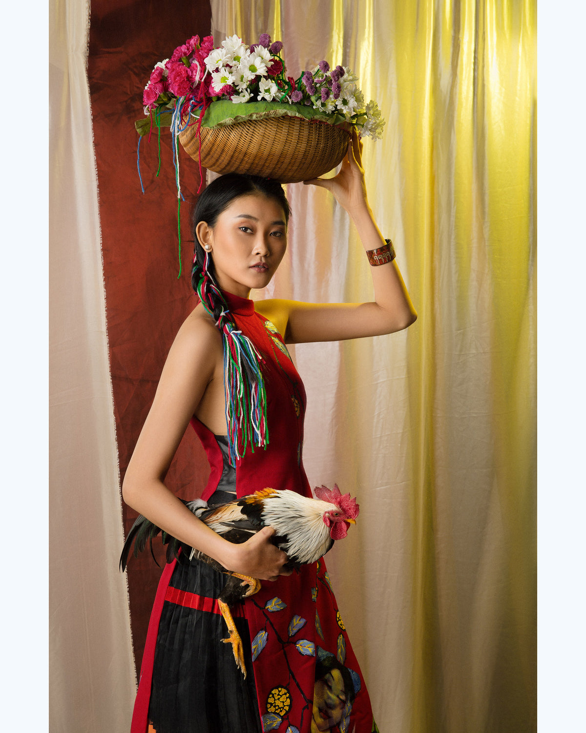 Aodai contemporanea con capezza dipinta a fata vietnamita